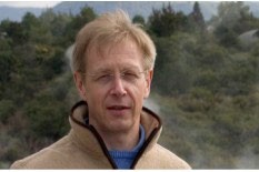 微笑的人  描述已自动生成 