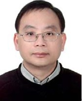 男孩戴着眼镜描述已自动生成